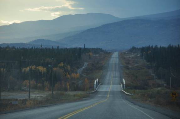 Estrada entre Whitehorse e Haines Junction, no Yukon Territory, no Canadá